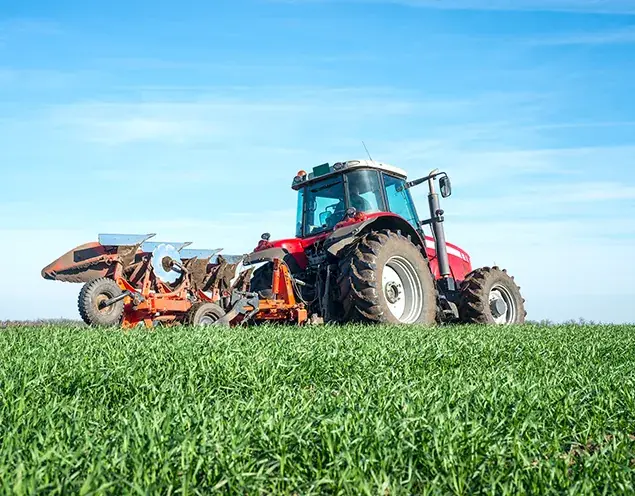 Tractor agrícola trabajando en un campo de cultivo