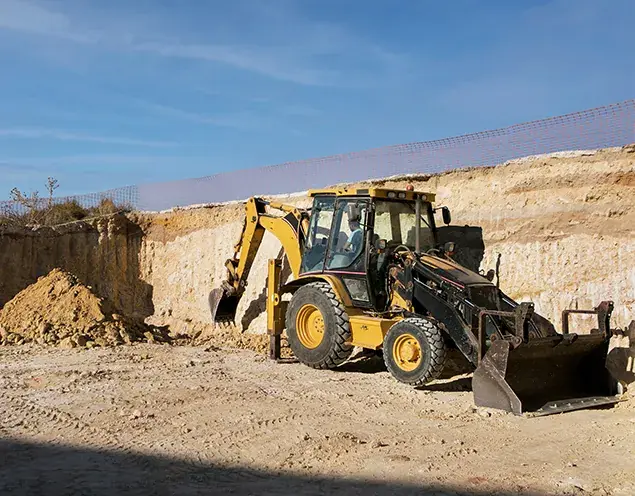 Excavadora de construcción trabajando en obra